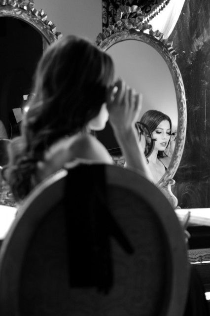 Miroir, mon beau miroir, dis-moi qui est la plus belle ! ! ! Foto Glamour, Mirror Photography, Fashion Mirror, Photographie Inspo, Foto Baby, Jessica Biel, Shooting Photo, Foto Inspiration, A Mirror