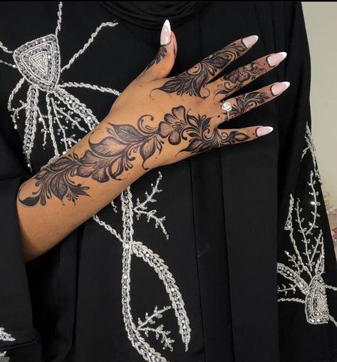 @hamanasdesign_ on IG Henna Sleeve, Henna Flower Designs, Cute Henna Designs, Cute Henna Tattoos, Henna Style Tattoos, Jagua Henna, Henna Nails, Henna Inspired Tattoos, Cute Henna