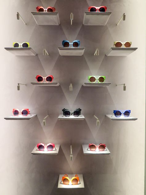 Optical Shop Interior Design Luxury, Eyewear Display Design, Sunglass Store Design, Sunglasses Store Design, Small Optical Shop Interior Design, Optical Window Display Ideas, Eyewear Display Ideas, Eyewear Store Design Optical Shop, Optical Shop Interior Design