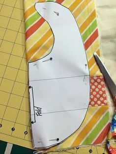 baby bib tutorial and pattern Baby Bib Tutorial Free Pattern, Baby Bib Tutorial, Perlengkapan Bayi Diy, Diy Baby Bibs, Bib Tutorial, Baby Gifts To Make, Quilt Room, Sew Baby, Baby Bibs Patterns