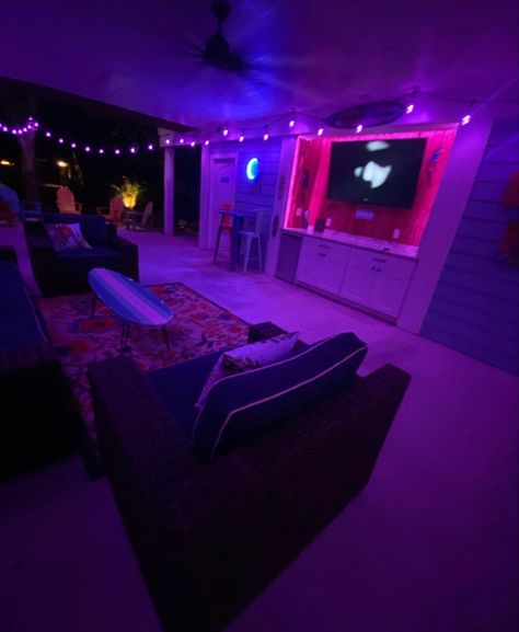 College Hangout Room Ideas, Small Chill Room Ideas Lounges, Basement Hang Out Ideas, Cool Hangout Rooms, Small Garage Hangout Ideas, Aesthetic Basement Hangout, Basement Hangout Ideas Teen Lounge, Basement Ideas Aesthetic, Basement Hangout Room Ideas