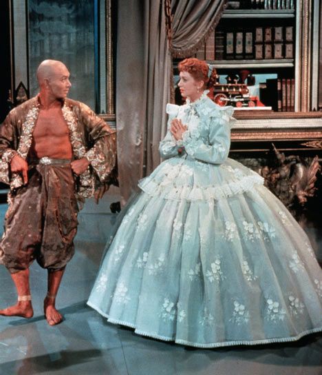 Yul Brynner and Deborah Kerr starred on Broadway and in the film version of the Rodgers and Hammerstein musical The King and I Klasik Hollywood, The King And I, Yul Brynner, Deborah Kerr, Period Clothing, I Love Cinema, Shall We Dance, Actrices Hollywood, Movie Costumes