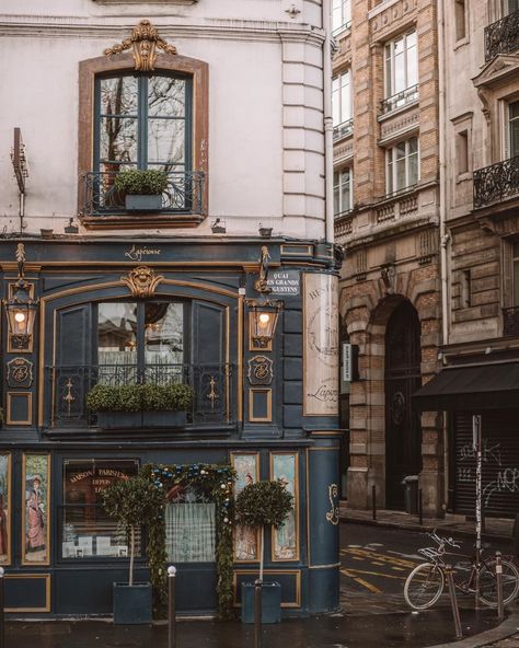 Paris Buildings, Paris December, French Buildings, Paris Bistro, Parisian Architecture, Building Aesthetic, Paris Architecture, Parisian Life, Streets Of Paris