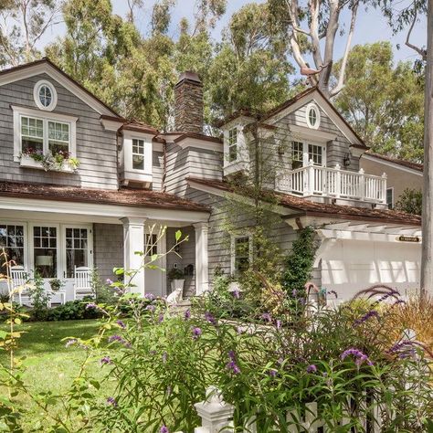 Brown Roof House Colors, Brown Roof Houses, Brown Roofs, Brown Front Doors, Gray House Exterior, Brown Roof, Pintura Exterior, Cape Cod House, Grey Houses