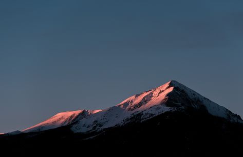 A snowy mountain with long wooded slopes in Silverthorne during sunset Mountain Aesthetic Desktop Wallpaper, Desktop Wallpaper Mountains, Mountain Desktop Wallpaper, Mountain Aesthetic Wallpaper, Mountain Aesthetic, Breathtaking Photography, Windows Wallpaper, Ipad Wallpapers, Snowy Mountain