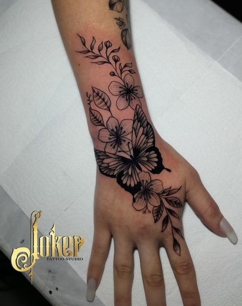 Female Sleeve Tattoos, Couple Wrist Tattoos, Sleeve Tattoos Ideas, Maching Tattoos, Butterfly Hand Tattoo, Hand Tattoos For Girls, Cute Hand Tattoos, Pretty Hand Tattoos, Female Sleeve