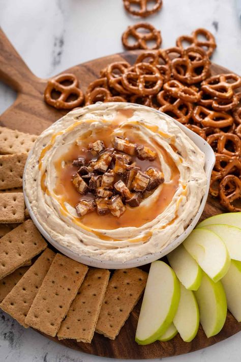 Snicker Dip Recipe, Thanks Giving Dips, Snickers Dip Recipe, Friends Giving Dessert, Work Meeting Snack Ideas, Desserts For Friendsgiving, Appetizers For Friendsgiving, Morning Tailgate Food Ideas, Thanksgiving Dips Easy