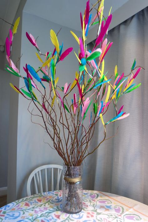 spring feather tree decor Easter Egg Tree Diy, Family Tree Wall Sticker, Easter Tree Diy, Trendy Easter, Tree Branch Decor, April Crafts, Easter Egg Tree, So Done, Christmas Tree Tops