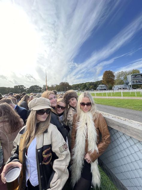 Horse Races Outfit Winter, Uni Races Outfit, Posh Girl Aesthetic Uk, Invades Races Outfit, Winter Races Outfit, Races Outfit Winter, Cheltenham Races Fashion, Horse Race Day Outfits, Winter Race Day Outfits