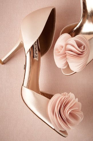 http://www.bhldn.com/shop-shoes-accessories-shoes/milly-heels/productoptionids/13cd8209-d698-468e-80ee-3c891bb13161 Pale Pink Heels, Wedding Heels, Fabulous Shoes, Pink Heels, Carrie Bradshaw, Pretty Shoes, Dress Wedding, Bridal Shoes, Beautiful Shoes