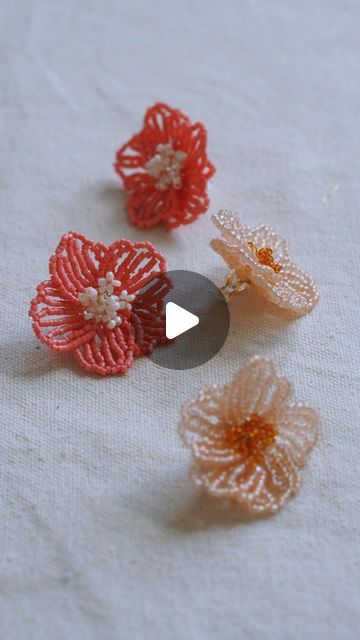 French Beading Tutorial, Diy Earring Beads, Diy Beads Flower, Jewellery Craft Ideas, Seed Bead Wire Jewelry, Wire Bead Flowers Diy, French Beading Flowers, Diy Beaded Flowers, Beaded Flower Earrings Tutorial