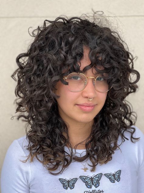 Very Curly Shag Haircut, Loose Coily Hair, Curly Shag Haircut Black Women, Curly Hairstyles Shag, Wolfcut With Bangs Curly Hair, Natural Curly Shag Haircut, Curly Kitty Cut, 3b Shag Haircut, Curly Shag Hairstyle Women