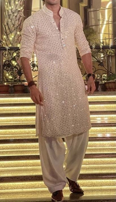 Kurta With Patiala Salwar For Men, Sangeet Mens Outfit, Celebrity Kurta Style Men, Silver Kurta For Men, Kurta For Wedding For Men, Boys Outfits For Wedding, Sangeet Kurta For Men, Wedings Drees Man, Men In Traditional Wear