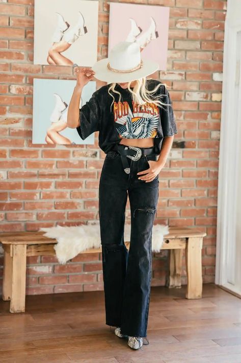 Coastal Cowgirl Outfits Hip Western Outfit, Western Belt Outfits Women, Western Stylish Outfits, Modern Western Photoshoot, Black Women Western Outfits, Western Dark Academia, Western Gothic Aesthetic Fashion, Alternative Cowgirl Aesthetic, Classy Nashville Outfits