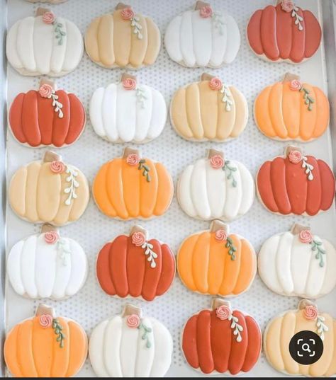 Decorating Pumpkin Cookies Royal Icing, Flooded Pumpkin Cookies, September Cookie Ideas, Fall Mason Jar Cookies Decorated, Cute Fall Cookies Decorated, Cookie Decorating Thanksgiving, Fall Theme Cookies Decorated, Pumpkin Sugar Cookies Royal Icing, September Cookies Decorated