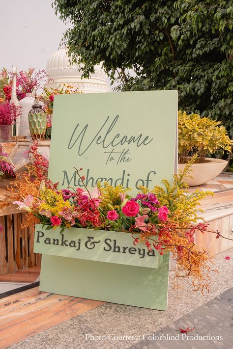 Desi Mehendi Decor, Sagan Decoration Ideas, Mehendi Home Decoration, Mehendi Welcome Sign, Mehendi Event Ideas, Mehendi Function Decor At Home, Mehndi Welcome Sign, Mehndi Photobooth, Mehendi Entrance Decor