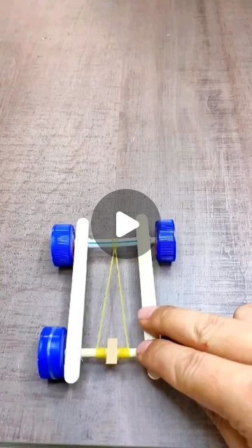 Child Crafts Ideas For Kids, Build A Car Craft For Kids, Teenager Craft Ideas, Car Crafts For Kids, Engineering Projects For Kids, Handmade Toys For Kids, Diy Car Projects, Car Crafts, Rubber Band Car