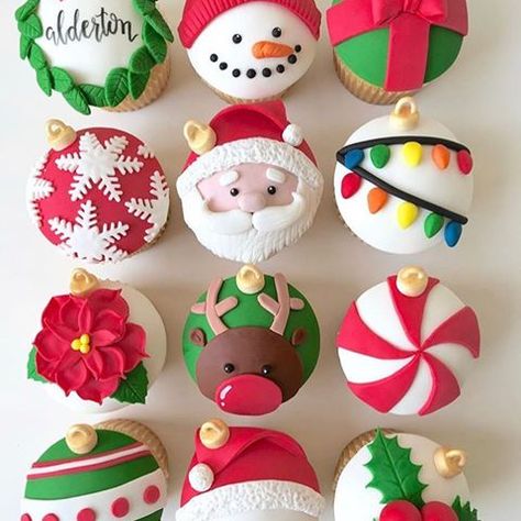 These are such cute Christmas cupcakes! Photo credit to @ktcakesbakeshop #cupcakes #christmascupcakes #falalalala #christmascountdown #baking #baker #talent #kitchenaidmixer #cute #followme #bestfollowers #photooftheday Christmas Desserts Ideas, Christmas Cupcake Toppers, Desserts Ideas, Christmas Cake Pops, Gourmet Cupcakes, Beach Wedding Cake, Christmas Cake Decorations, Xmas Cake, Fondant Cupcakes