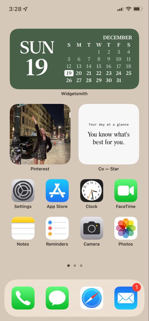 Simple Aesthetic Homescreen Layout, Best Iphone Layout, Simple Aesthetic Iphone Layout, Aesthetic Setup Iphone, Ios 16 Simple Home Screen Ideas, Home Screen Layout Iphone Basic, Simple Iphone Home Screen Layout, Aesthetic Home Page Iphone, Simple Phone Setup