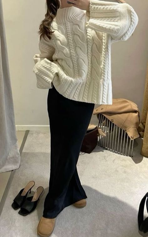 ugg tasman slippers outfit: chunky cable knit sweater and maxi skirt Winteroutfits Chic, Stile Blair Waldorf, Adrette Outfits, Estilo Hijab, Look Adidas, Fest Outfits, Estilo Indie, Skandinavian Fashion, Uni Outfits