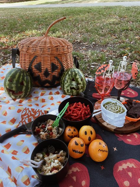 Summerween Date Ideas, Gothic Picnic Aesthetic, Halfway To Halloween Party, Spooky Summer Party, Spooky Picnic Ideas, Summerween Party Activities, Halloween Summer Party, Halloween Picnic Ideas, Summerween Aesthetic Party