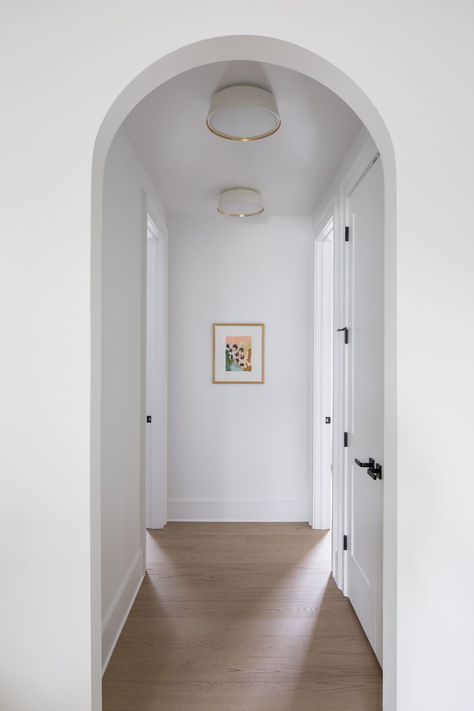 Hallway With Arches, Modern Home Entryway, Arched Hallway, Archways In Homes, Arch Entryway, Entryway Decorating, Arched Doorway, Doorway Decor, Home Entryway