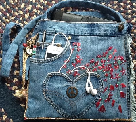 Denim Bag Sewing Pattern, Ideas For Old Jeans, How To Make A Bag Out Of Jeans, Things To Make With Old Clothes, Diy Denim Bag Old Jeans, Recycling Jeans Ideas, Jean Purses Diy, Denim Sewing Ideas, Things To Make Out Of Old Jeans