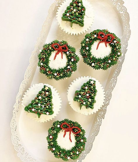 December Cupcakes Ideas, Elf On The Shelf Cupcakes, Christmas Wreath Cupcakes, Christmas Buttercream Cupcakes, Christmas Decorated Cupcakes, Xmas Cupcake Ideas, Cupcakes Noel, Simple Christmas Cupcakes, Beginner Cake Decorating Ideas