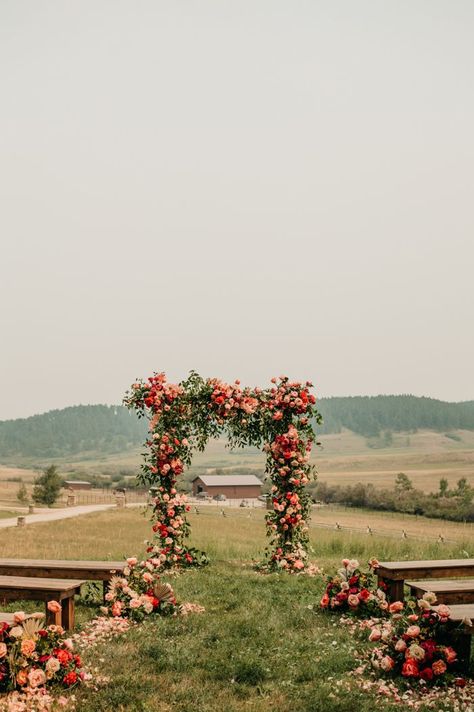 Wedding Ranch Ideas, Intimate Ranch Wedding, Wedding Ideas In A Field, Wedding Country Decorations, Wedding Theme Ideas Country, Farm Wedding Alter, Country Ranch Wedding, Country Style Wedding Flowers, Country Flowers Wedding