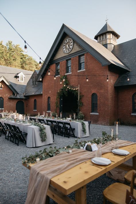 Stowe Vermont Wedding, Vermont Wedding Venues Fall, Wedding Venues In New York, Small Vermont Wedding, Wedding Venue New England, Vermont Summer Wedding, Shelburne Farms Vermont, Coastal Fall Wedding Decor, Fall Vermont Wedding