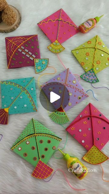 Diy Crafts For Weddings Decorations, Shagun Envelopes Diy, Diy Festive Decor, Colourful Paper Craft, Kite Decoration Ideas For School, How To Make Kites For Kids, Diy Shagun Envelopes, Pongal Crafts For Kids, How To Make Kite With Paper