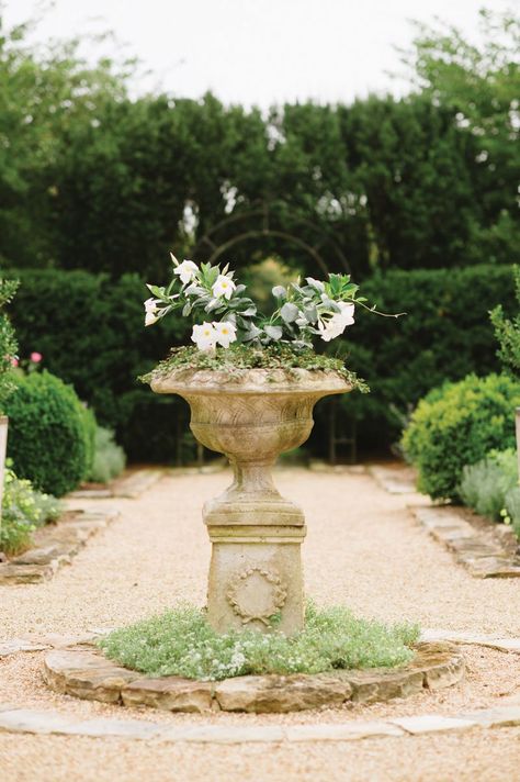 Lawn Steps, Italian Garden Design, Circular Lawn, Garden Pathways, European Garden, French Country Garden, Rustic Italian, Garden Urns, Garden Stand