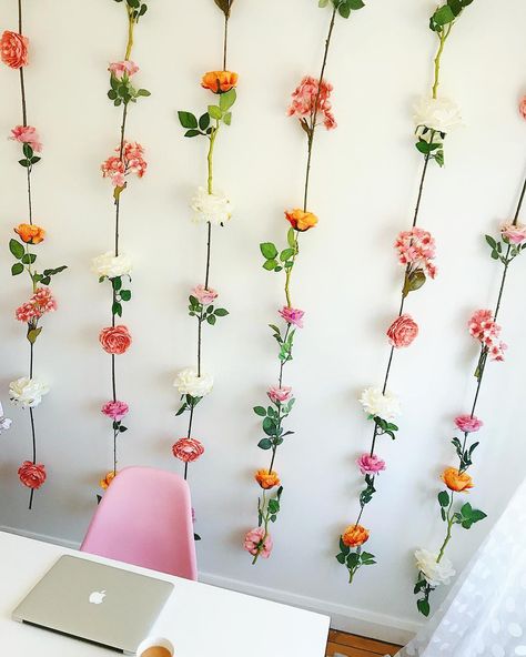 How To Make A Flower Curtain, Photo Flower Wall, Easy Flower Wall Backdrop, Flower Garland Wall Decor, Hanging Flower Wall Diy, Flower Wall Home Decor, Salon Photo Backdrop Wall Diy, Flower Garland Photo Backdrop, Fake Flower Backdrop Diy