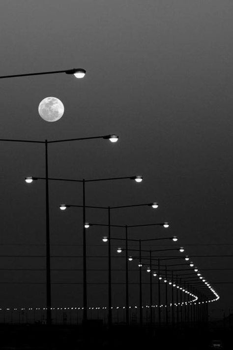 Photos Black And White, Line Photography, Fotografi Kota, Charcoal Drawings, Street Lights, Foto Tips, The Full Moon, Beautiful Moon, Dark Photography