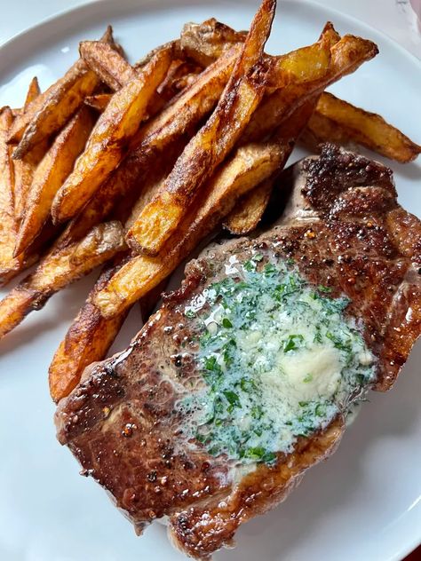 Steak And Frites Sauce, Steak And Frites Paris, French Steak Recipe, Steak And Fries Dinner, Steak Frites Recipe, Steak And Frites, Steak And Fries, Fries In The Air Fryer, Bones Mccoy