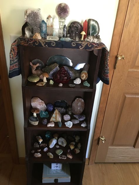 Crystal Display Ideas Diy, Whimsy Bedroom, Witchy Homes, Crystal Alter, Alter Ideas, Sacred Space Altar, Nightstand Ideas, Spiritual Room, Witchy Room