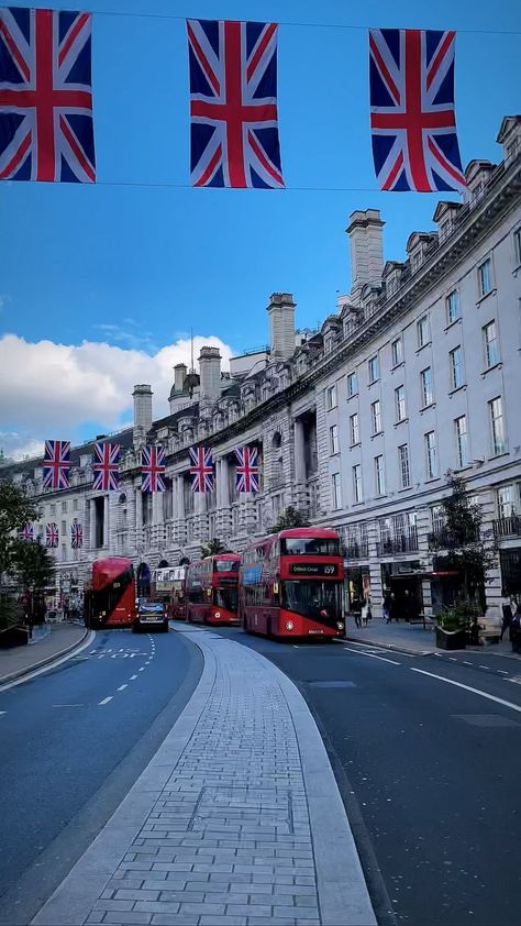 London Buses, Uk Holiday, England London, Uk London, England Trip, The Uk, Uk Vibes, Travel London, London Flag