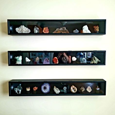 Geode Collection Display, Crystal And Stone Display, Figurine Display Shelf, Rock Display Shelf, Display Rocks Collection, Mineral Display Ideas, Crystal Wall Display, How To Display Trinkets, Crystal Rock Display Ideas