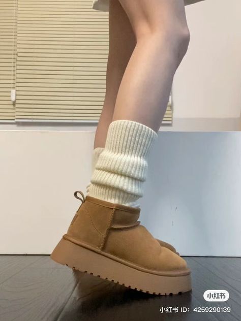 Korean Boots Outfit Winter, Korean Uggs Outfit, Ugg Boots Aesthetic, Kpop Shoes, Ugg Mini Outfit, Ugg Aesthetic, Uggs Aesthetic, Aesthetic Uggs, Korean Boots