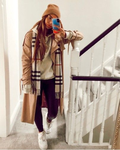 Beige Beanie Outfit, Outfits With A Scarf, Burberry Scarf Outfit, Scarf Hoodie, Scarf Outfit Winter, Camel Coat Outfit, Burberry Outfit, Scarf Outfit, Beige Outfit