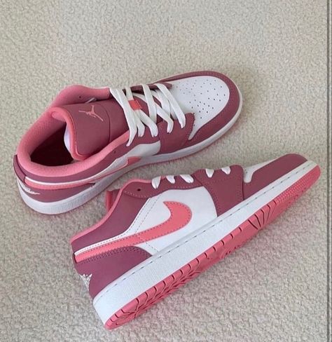 #jordan1addict #jordan1low #nike #sneakers #sneakerhead #sneakersaddict #sneakersnike Nike Shoes Women Fashion, Pink Jordans, Pretty Sneakers, Trendy Shoes Sneakers, Nike Shoes Girls, Nike Fashion Shoes, Preppy Shoes, Kicks Shoes, All Nike Shoes