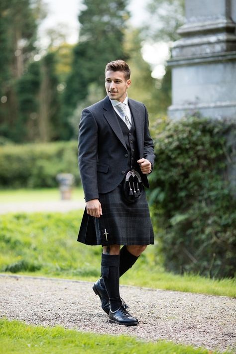 If you like tartan tailoring or you're looking for a Scottish wedding suit, head to London's Shoreditch to Discover MacGregor and MacDuff. Feminine Men Fashion, Hot Scottish Men, Scotland Kilt, Tartan Clothing, Scottish Man, English Gentleman, Kilt Outfits, Men In Kilts, Scottish Wedding