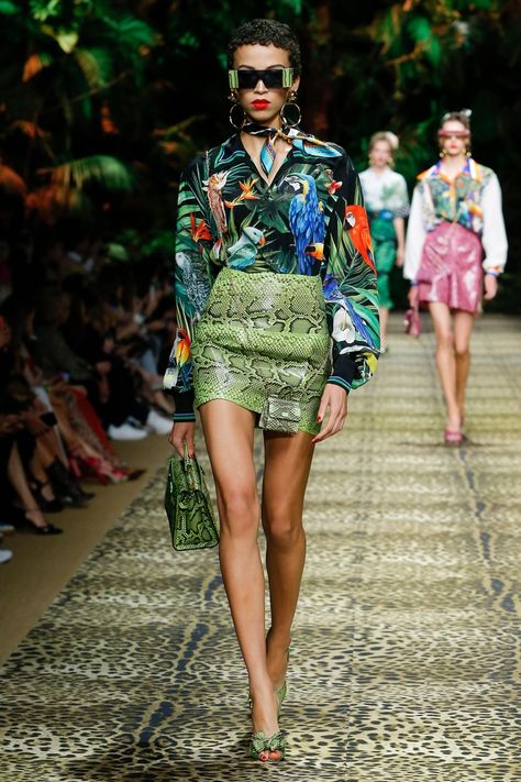 Dolce And Gabbana Fashion Show, Dolce And Gabbana Fashion, Summer Runway, Print Design Fashion, Tropical Fashion, 2020 Fashion Trends, Catwalk Fashion, Womenswear Fashion, Pat Mcgrath