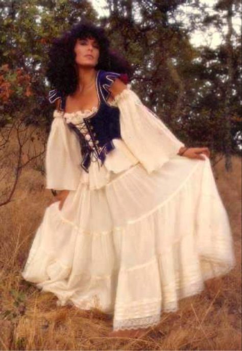 Fashion designer of Fashion for Romani gypsies and medieval dresses and skirts Romani Style Outfits, Romani Dress Traditional, Gypsiesoul Fashion, Romani Dresses, Romani Outfit Aesthetic, Romani Clothes, Romani Weddings, Romani Skirt, Romani Skirts