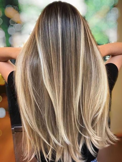 Straight Brown and Blonde Hair Partial Blonde Highlights, Straight Brown Hair, Warm Blonde Highlights, Brunette With Blonde Highlights, Chunky Blonde Highlights, Blonde Foils, Brown Hair With Blonde, Hair With Blonde Highlights, Brown With Blonde Highlights