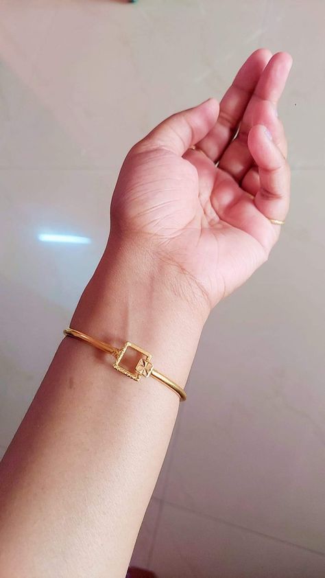 Gold Noa Design, Gold Kada For Women Classy, Gold Bracelet Kada For Women, Noya Design Gold, Single Bangle Designs Gold Latest, Daily Wear Gold Bracelet For Women, Gold Kada Design For Women, Gold Bracelet For Women Classy, Gold Kangan