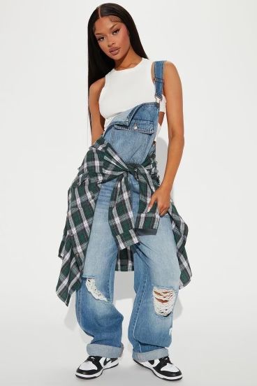 90s Fashion For Black Women, Ripped Jean Overalls, Iconic 90s Outfits Women Hip Hop, 90s Looks Hip Hop, Unique Outfit Inspiration, 90s Fashion Overalls Outfits, Early 2000s Outfits Black Women, 90 Look Outfits 90s Fashion, 1990 Style 90s Fashion