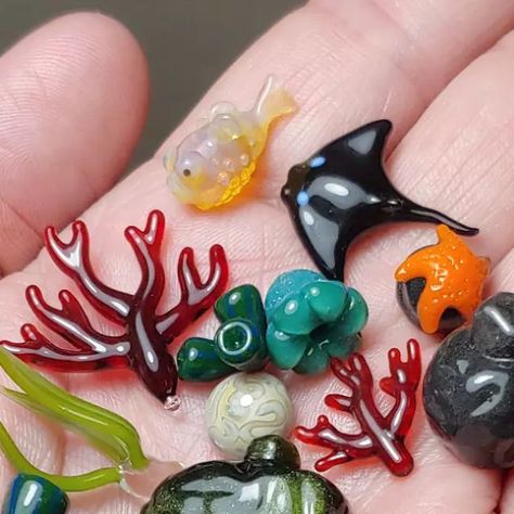 Tiny Glass Animals, Glass Blowing Ideas, Glass Flameworking, Brain Tattoo, Glass Bead Crafts, Glass Beads Diy, Sea Crafts, Cute Polymer Clay, Glass Charms