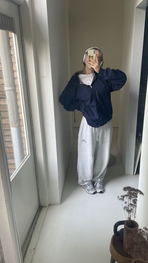 Outfit For Sweatpants, Fits W Sweatpants, Put Together Sweatpants Outfit, Not Trying Outfits, Masc Outfits For Women Sweatpants, Gym Fits Sweatpants, Wide Leg Sweatpants Outfit Casual, Sweatpants Gym Outfit Women, Winter Outfits With Sweatpants