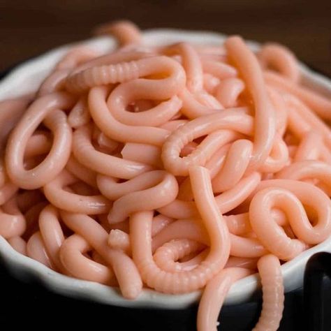 Edible Worms, Snack Halloween, Creepy Halloween Food, Halloween Party Snacks, Recipe Tutorial, Easy Halloween Food, Halloween Food Treats, Halloween Appetizers, Halloween Baking